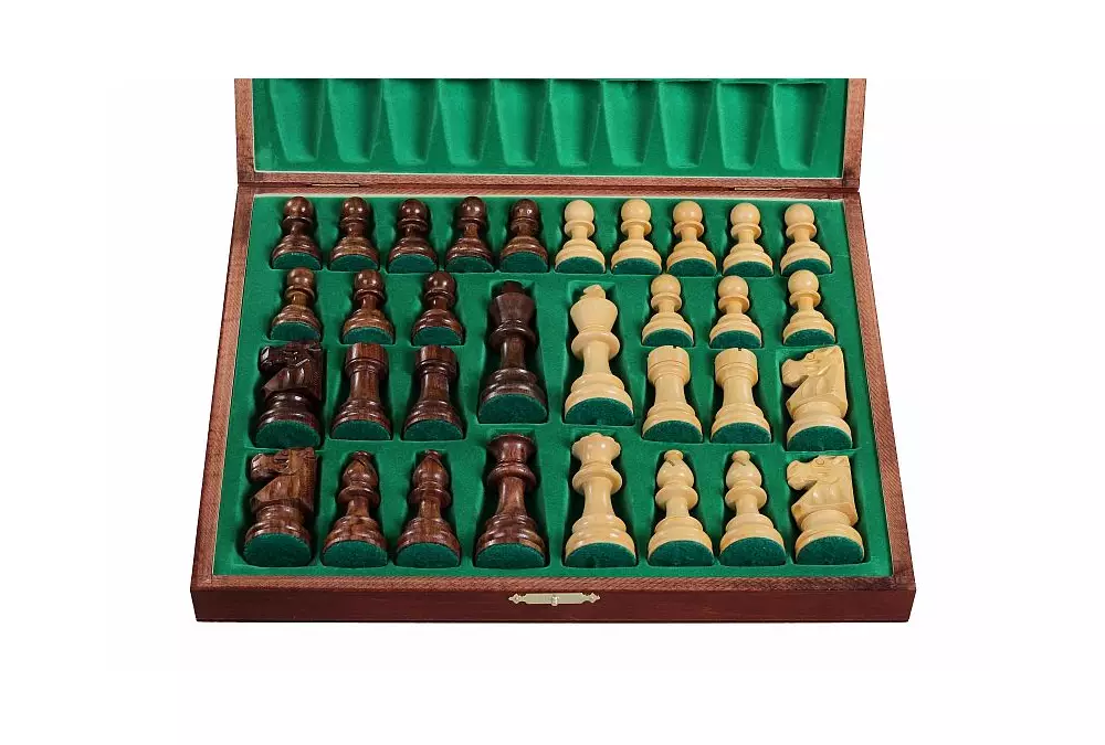 Eleganckie figury szachowe w brązowej drewnianej kasetce